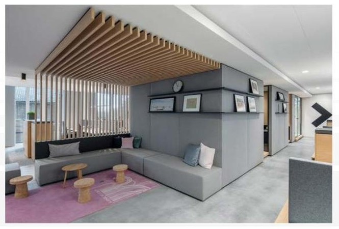 Espace détente avec lamelles bois au plafond — bureaux CSM