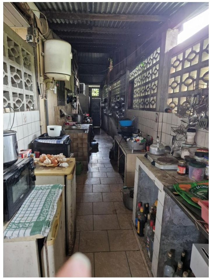 Cuisine en couloir avant rénovation — état existant — Guyane